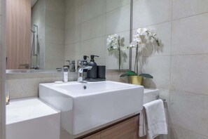 Douche, séchoir à cheveux, serviettes fournies