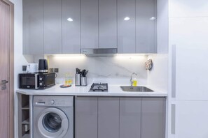 Jääkaappi, mikroaaltouuni, liesi, leivänpaahdin