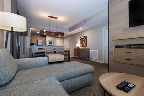 Una Smart TV, un reproductor de DVD, una mesa de tenis de mesa