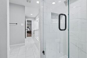 Douche, sèche-cheveux, serviettes fournies, shampoing