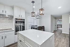 Een koelkast, een microgolfoven, een oven, een kookplaat