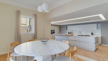 Geladeira, micro-ondas, fogão, cooktop