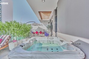 Outdoor spa tub