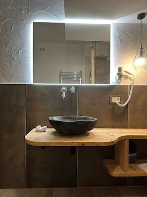 Douche, séchoir à cheveux, bidet, serviettes fournies