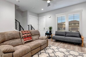 Älytelevisio, takka, työhuone