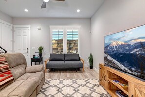 Älytelevisio, takka, työhuone