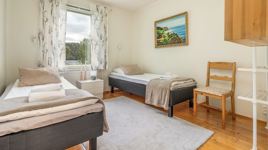 Spacious 3BR House - River View & Sauna