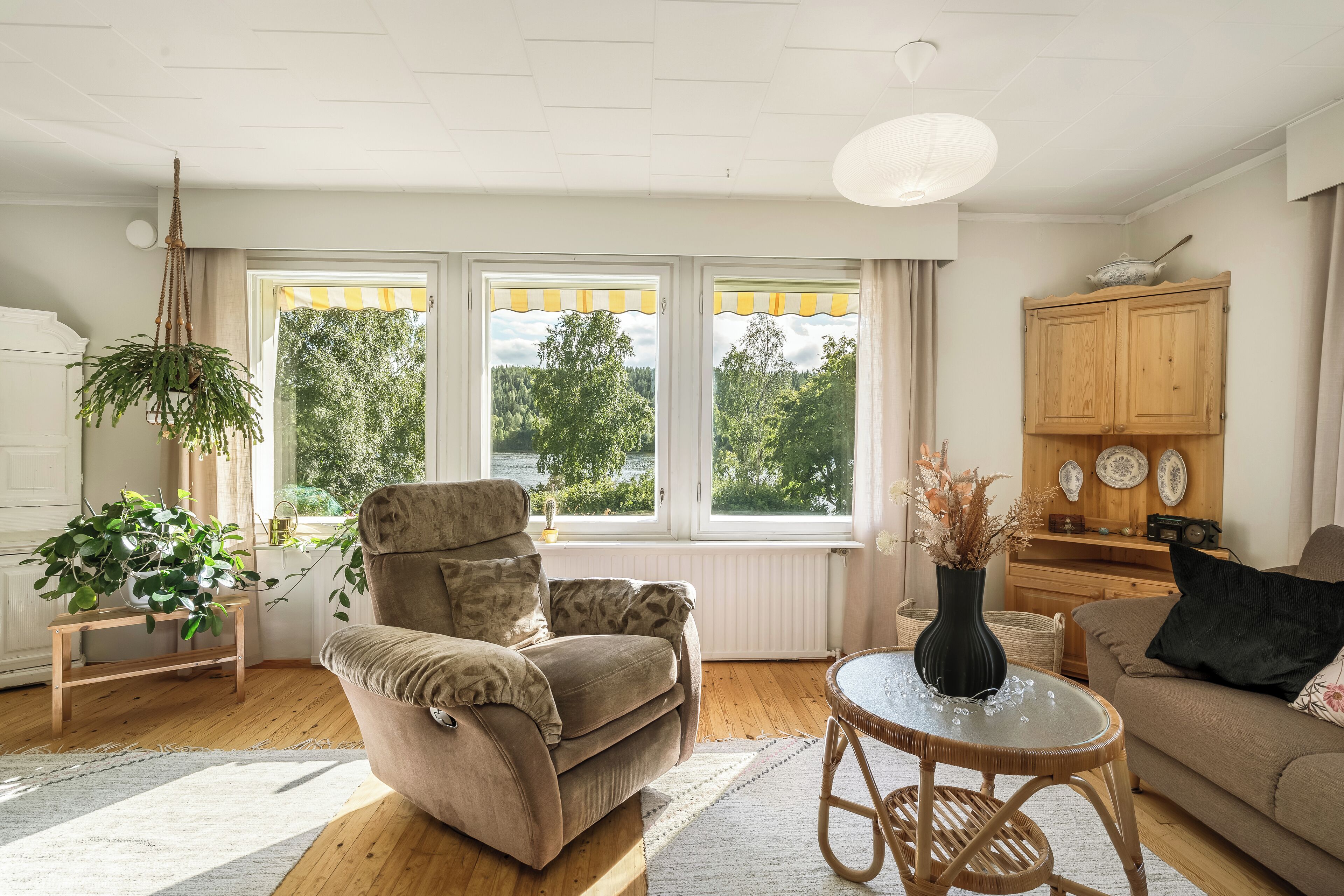 Comfort House, River View, Courtyard Area | Living area | 40-inch flat-screen TV with cable channels