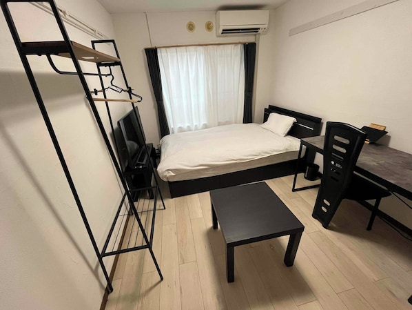 Cubrecamas, espacio para trabajar con laptop y cortinas blackout