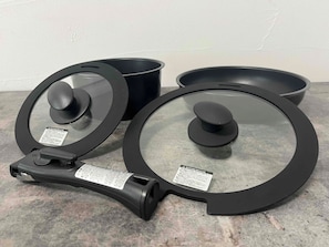 Refrigerador, microondas, placa de cocina, arrocera