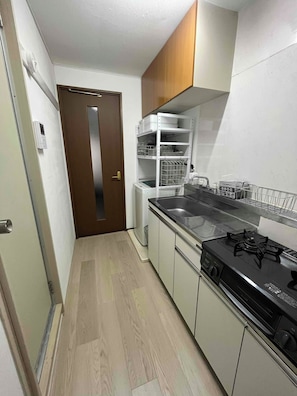 Refrigerador, microondas, placa de cocina, arrocera