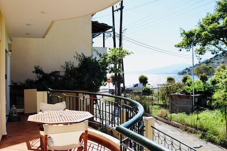 Outdoor dining. Trizonia View Beach House – Glyfada Village by MPS