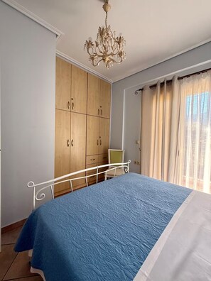Iron/ironing board, Internet, bed sheets