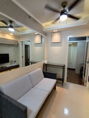 Condo, 1 Bedroom, Accessible | Living room