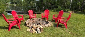 Water Front - Cozy Lakeside Getaway