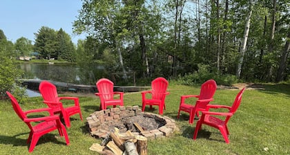 Water Front - Cozy Lakeside Getaway