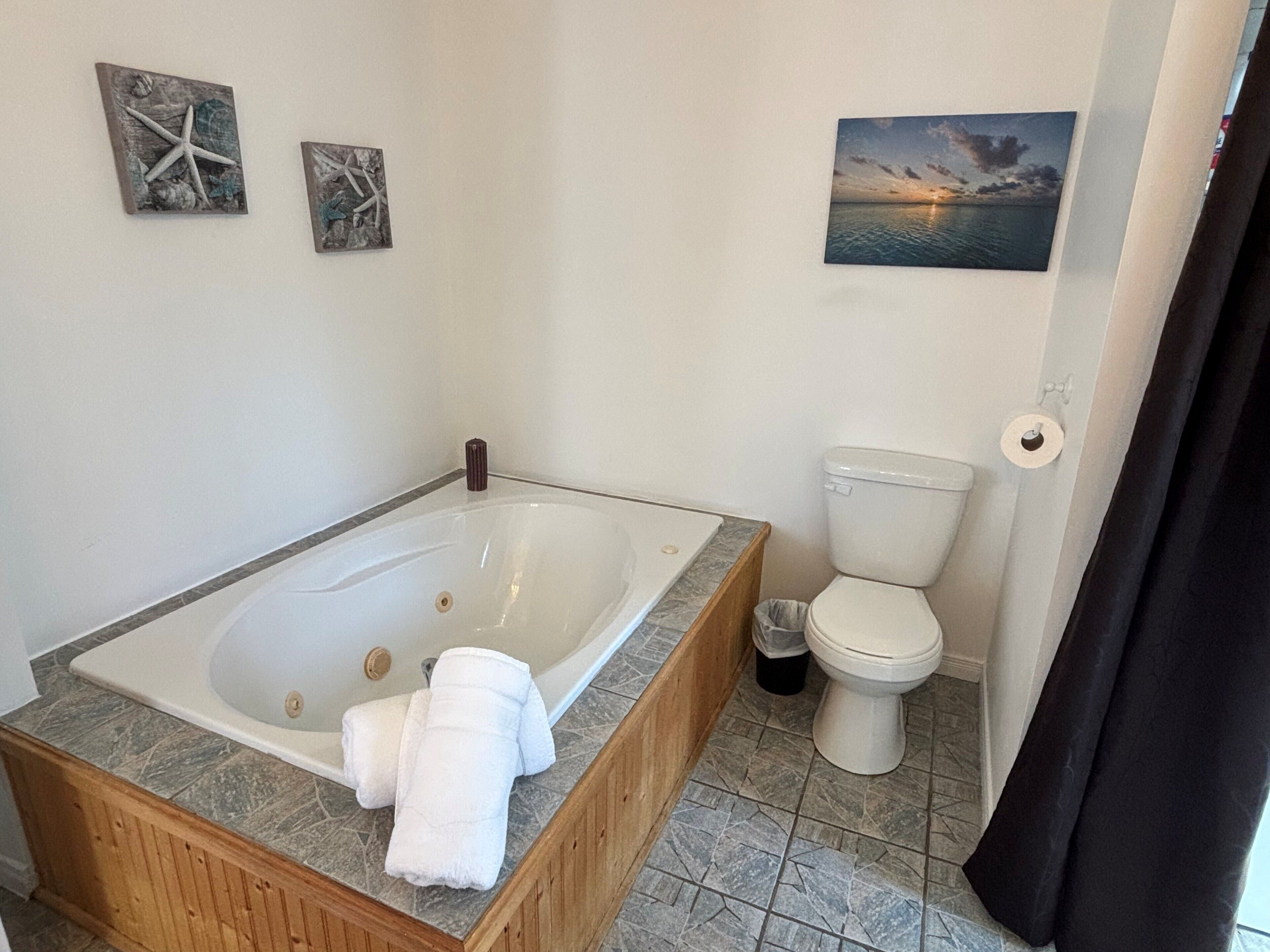 Baignoire à jets, sèche-cheveux, serviettes fournies, savon