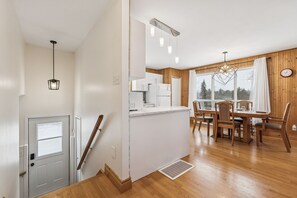 Interior - Water Front - Cozy Lakeside Getaway (Nominingue)