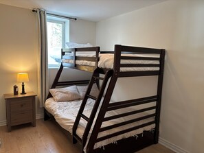 4 عدّة غرف نوم وواي فاي وملاءات أسرّة