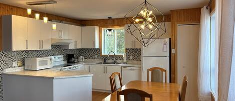 Microondas, horno, parrilla de estufa y lavavajillas