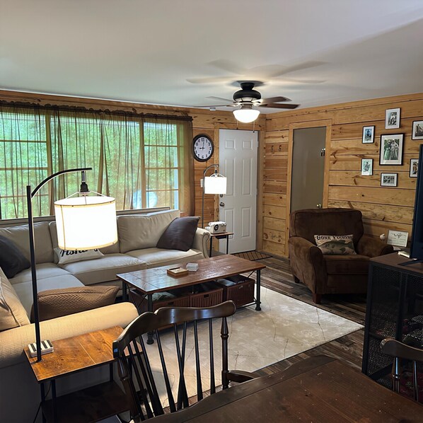 TV - Private 3-bedroom house close to Gunterville State Park and boat ramps (Guntersville)