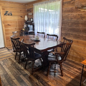 Dining - Private 3-bedroom house close to Gunterville State Park and boat ramps (Guntersville)