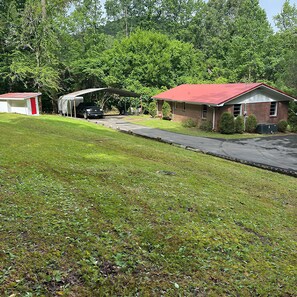 Property grounds - Private 3-bedroom house close to Gunterville State Park and boat ramps (Guntersville)
