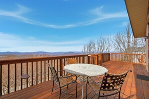 Outdoor dining - Beech Mountain Townhouse with Scenic Views (Beech Mountain)