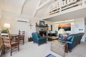 TV, video games, DVD player - Beech Mountain Townhouse with Scenic Views (Beech Mountain)