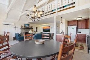 Interior - Beech Mountain Townhouse with Scenic Views (Beech Mountain)