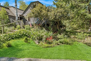A residential area with houses, a well-maintained garden, and a wooden staircase. - Luxury Snow Village Ski-In/Out, Golf & Club Access (Hartford)