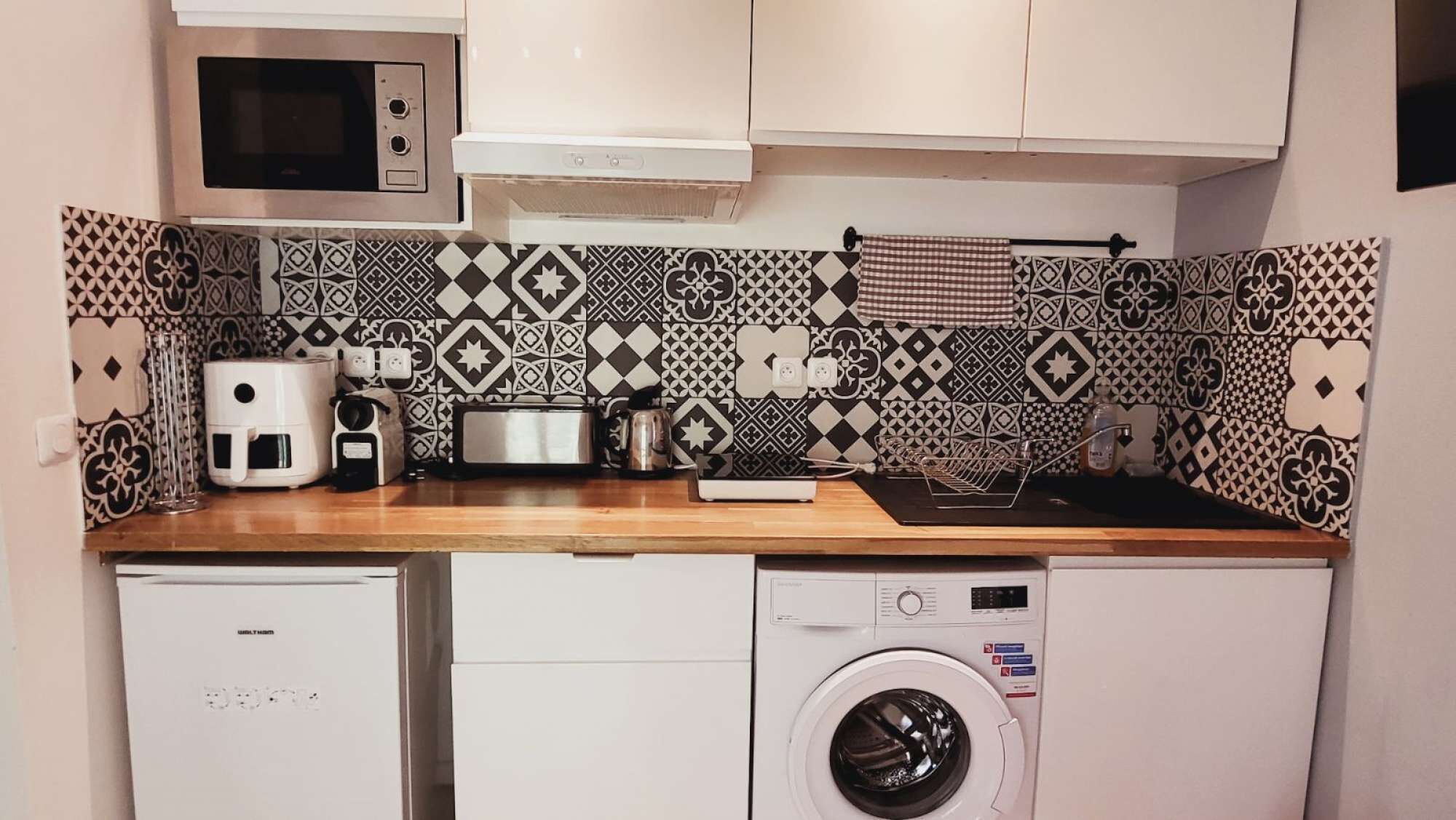 Fridge, microwave, stovetop, coffee/tea maker