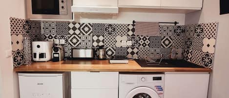 Réfrigérateur, micro-ondes, plaque de cuisson, cafetière/bouilloire