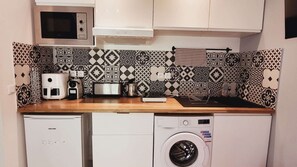 Frigorifero, microonde, piano cottura, macchina per tè/caffè