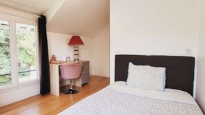 1 bedroom, desk, WiFi