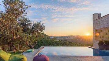 Kolam renang terbuka bermusim, payung kolam, kerusi lepak pantai