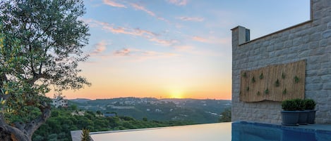 Una piscina al aire libre de temporada (de 07:00 a 00:00), sombrillas