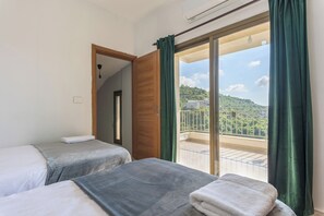 Apartment, 3 Bedrooms, Kitchen, Mountain View | In-room safe, iron/ironing board, free WiFi