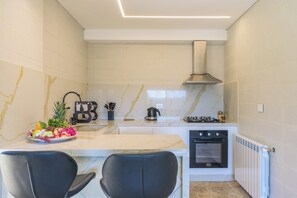 Apartment, 3 Bedrooms, Kitchen, Mountain View | Private kitchen | Full-size fridge, oven, stovetop, electric kettle