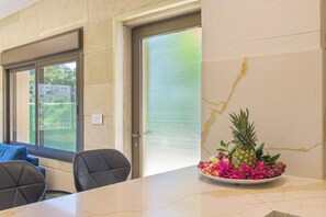 Apartment, 3 Bedrooms, Kitchen, Mountain View | In-room dining