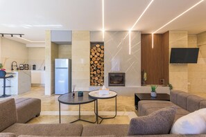 Apartemen, 3 kamar tidur, dapur, pemandangan gunung | Ruang keluarga | Smart TV 40-inci dengan saluran TV digital dan layanan streaming