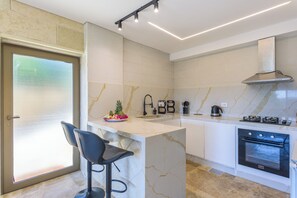 Apartamento, 3 habitaciones, cocina, vistas a la montaña | Cocina privada | Frigorífico grande, horno, placa de cocina y hervidor eléctrico