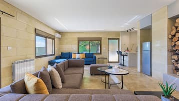 Apartment, 3Â Schlafzimmer, KĂŒche, Bergblick | Wohnzimmer | 40-Zoll-Smart-TV mit Digitalempfang, Streaming-Dienste