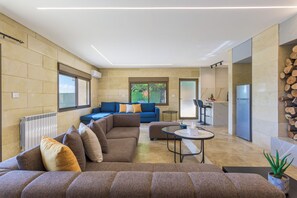 Apartamento, 3 habitaciones, cocina, vistas a la montaña | Sala de estar | Smart TV de 40 pulgadas con canales digitales, servicios de streaming