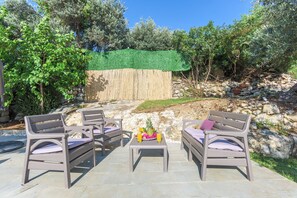 Apartment, 3 Bedrooms, Kitchen, Mountain View | Living area | 40-inch Smart TV with digital channels, streaming services