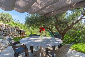 Outdoor dining - L'Olivier - L'Auberge de Kour - 3-BR Villa W Private Pool (Kour)