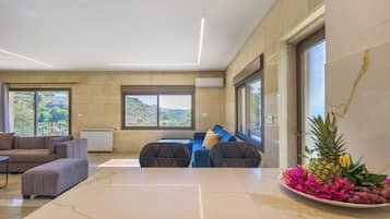 Apartemen, 3 kamar tidur, dapur, pemandangan gunung | Makan di kamar