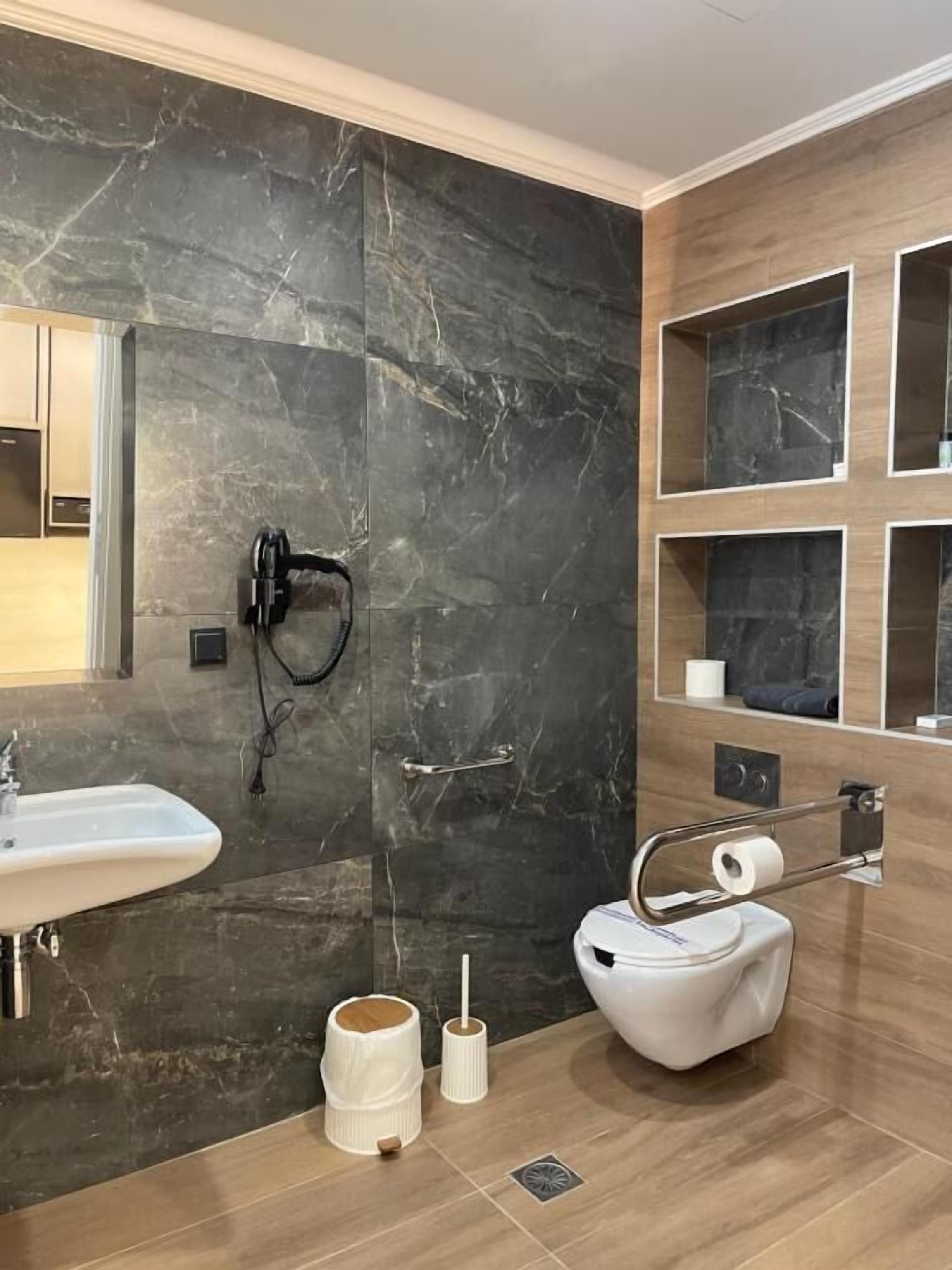 Suihku, hiustenkuivaaja, kylpytakit, tohvelit