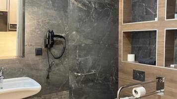 Suihku, hiustenkuivaaja, kylpytakit, tohvelit