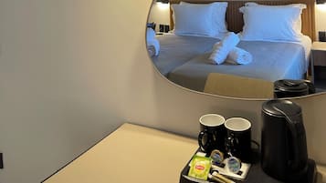 Camera Standard | Una cassaforte in camera, una scrivania, Wi-Fi gratuito